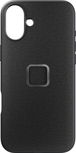 Peak Design Mobile Everyday -kangaskotelossa iPhone 16 Plus -puhelimelle, väri Charcoal, on kamera- ja salamaleikkaus vasemmassa yläkulmassa ja neliön muotoinen syvennys keskellä.