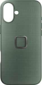 800q-01_128895 Peak Design Mobile Everyday Fabric -kangaskotelossa iPhone 16 Plus -puhelimelle, väri Sage, on vihreä kuvioitu viimeistely, kamera- ja salamaleikkaus vasemmalla ylhäällä ja neliönmuotoinen metallirengasjalusta keskellä.