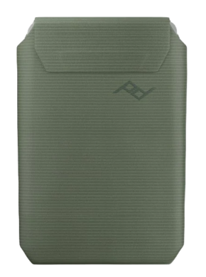 800q-01_128990 Peak Design Mobile Wallet Slim - Sage on vihreä, kuvioitu, suorakulmainen pussi, jossa on hienovarainen geometrinen logo lähellä yläosaa, läppäsuljenta yläosassa ja hienovaraisesti pyöristetyt alakulmat.
