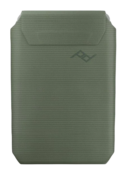 800q-01_128990 Peak Design Mobile Wallet Slim - Sage on vihreä, kuvioitu, suorakulmainen pussi, jossa on hienovarainen geometrinen logo lähellä yläosaa, läppäsuljenta yläosassa ja hienovaraisesti pyöristetyt alakulmat.
