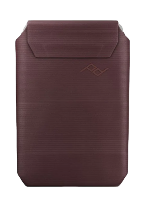 800q-01_128991 Peak Design Mobile Wallet Slim - Eclipse on ruskea, suorakulmainen holkki, jossa on taittuva läppä ja hienovarainen kohokuvioitu logo edessä, joka näkyy valkoisella pohjalla.
