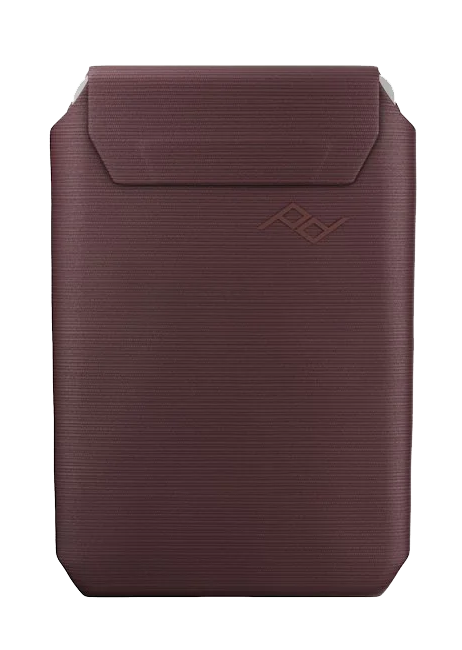 800q-01_128991 Peak Design Mobile Wallet Slim - Eclipse on ruskea, suorakulmainen holkki, jossa on taittuva läppä ja hienovarainen kohokuvioitu logo edessä, joka näkyy valkoisella pohjalla.