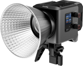 800q-01_129128 SmallRig 4621 RC 220B Pro COB LED -videovalaisin on ammattikäyttöön tarkoitettu studio-LED-valaisin, jossa on hopeinen heijastin, digitaalinen tehon ja värilämpötilan näyttö, säätönupit ja kiinnike. SmallRig-brändi näkyy yläosassa.