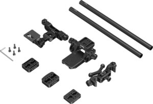 800q-01_129130 SmallRig 4722 Wildlife Photography Lens Support Kit (Touch & Go Plate S) sisältää mustat metallikannattimet, hiilikuitutangot, kolme kiinnityslevyä, ruuvit, kuusiokoloavaimen ja pienet osat, jotka kaikki näkyvät vaalealla taustalla.