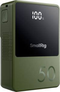 800q-01_129137 SmallRig 4872 V-Mount Battery Mini VB50 (vihreä) -akussa on digitaalinen näyttö, jossa näkyy 100 %, sivussa oleva virtapainike ja oikeaan alakulmaan painettu "50".