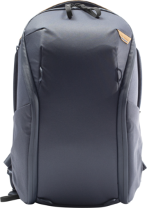 800q-01_129234 Peak Design Everyday Backpack Zip v2 15L - Midnight on tyylikäs, tummanharmaa malli, jossa on strukturoitu etuosa, kaksi sivutaskua ja yläkahva, jotka näkyvät valkoisella pohjalla.