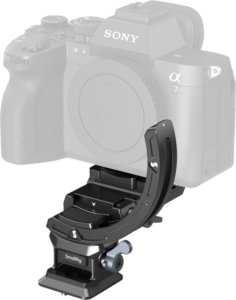 800q-01_129286 Kuvassa on Sony Alpha 7 -kamera, jonka jalustaan on kiinnitetty SmallRig 4349 Horizontal-Vertical Mount Plate Kit for Mirrorless Cameras, jolloin kiinnityslaite näkyy puoliksi läpinäkyvän kameran rungon edessä.