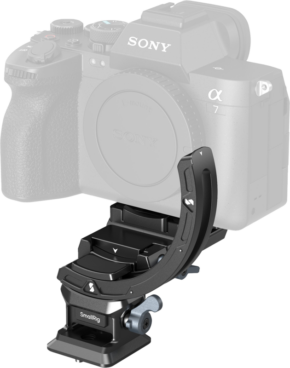 800q-01_129286 Kuvassa on Sony Alpha 7 -kamera, jonka jalustaan on kiinnitetty SmallRig 4349 Horizontal-Vertical Mount Plate Kit for Mirrorless Cameras, jolloin kiinnityslaite näkyy puoliksi läpinäkyvän kameran rungon edessä.