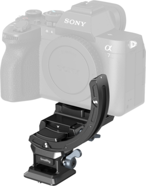800q-01_129286 The picture shows a Sony Alpha 7 camera with the SmallRig 4349 Horizontal-Vertical Mount Plate Kit for Mirrorless Cameras attached to the tripod, so that the mount is visible in front of the semi-transparent camera body.