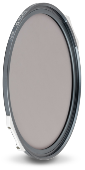 NiSi JetMag Pro Filter Circular Polarizer True Color CPL on pyöreä, harmaa linssisuodatin, jossa on ohut metallikehys ja joka näkyy pystysuorassa pienessä kulmassa vaalealla taustalla.