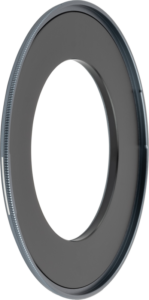800q-01_129315 Lähikuva NiSi JetMag Pro -sovitinrenkaasta 62 mm, ohuesta, pyöreästä metallirenkaasta, jossa on suuri keskireikä ja kuvioitu reuna, valkoista taustaa vasten.