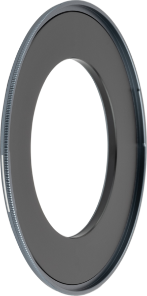 Lähikuva NiSi JetMag Pro -sovitinrenkaasta 62 mm, ohuesta, pyöreästä metallirenkaasta, jossa on suuri keskireikä ja kuvioitu reuna, valkoista taustaa vasten.