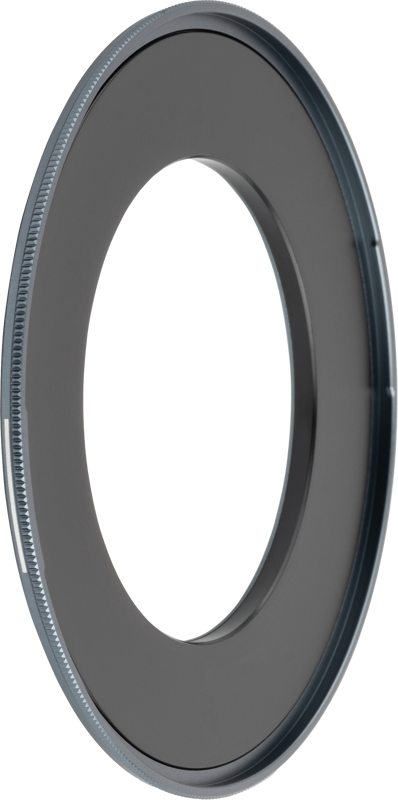 800q-01_129315 Lähikuva NiSi JetMag Pro -sovitinrenkaasta 62 mm, ohuesta, pyöreästä metallirenkaasta, jossa on suuri keskireikä ja kuvioitu reuna, valkoista taustaa vasten.