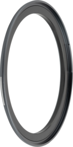 800q-01_129319 Lähikuva NiSi JetMag Pro Adapter Ring 82mm:stä, ohuesta, pyöreästä metallisesta suodinsovittimesta, jossa on harjattu reuna, vaalealla taustalla.