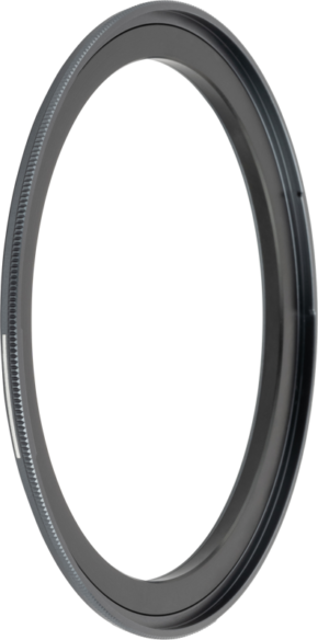 Lähikuva NiSi JetMag Pro Adapter Ring 82mm:stä, ohuesta, pyöreästä metallisesta suodinsovittimesta, jossa on harjattu reuna, vaalealla taustalla.