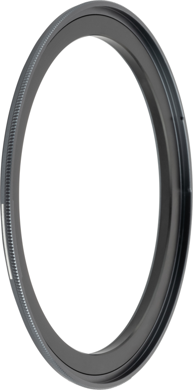 800q-01_129319 Lähikuva NiSi JetMag Pro Adapter Ring 82mm:stä, ohuesta, pyöreästä metallisesta suodinsovittimesta, jossa on harjattu reuna, vaalealla taustalla.