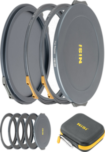 800q-01_129322 NiSi JetMag Pro Black Mist Kit sisältää kullanväriset kameran linssisuodattimet, jotka näkyvät sekä pinottuina että erillisinä, sekä vetoketjullisen kompaktin mustakeltaisen kantolaukun.
