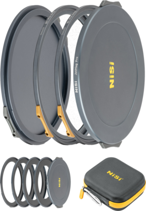 800q-01_129322 NiSi JetMag Pro Black Mist Kit sisältää kullanväriset kameran linssisuodattimet, jotka näkyvät sekä pinottuina että erillisinä, sekä vetoketjullisen kompaktin mustakeltaisen kantolaukun.