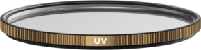 800q-01_129458 PolarPro Quartzline UV-suodatin 67mm -UV-suodin lähikuvassa näkyy sen kirkas lasi, kultainen harjattu metallireuna ja UV-merkintä toisella puolella valkoista taustaa vasten.