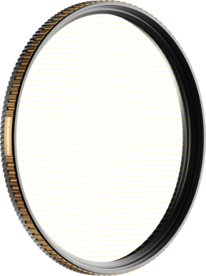 800q-01_129472 PolarPro Quartzline GoldMorphic 67mm -suodattimen lähikuvassa näkyy lasin poikki kulkevat hienot vaakasuorat viivat, joiden reunaan on merkitty "GOLDMORPHIC". Kultainen ja musta suodatin on eristetty vaaleaa taustaa vasten.