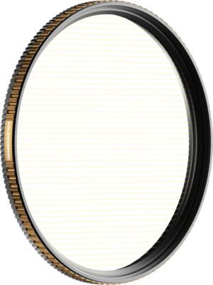 800q-01_129472 PolarPro Quartzline GoldMorphic 67mm -suodattimen lähikuvassa näkyy lasin poikki kulkevat hienot vaakasuorat viivat, joiden reunaan on merkitty "GOLDMORPHIC". Kultainen ja musta suodatin on eristetty vaaleaa taustaa vasten.