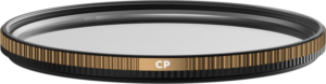 800q-01_129491 PolarPro Quartzline Circular Polarizer CPL 67mm -suodattimessa on musta ja kultainen harjattu reuna, jonka kultaiseen osaan on kaiverrettu "CP". Kirkas suodatinlasi ja moderni muotoilu tekevät siitä tyylikkään ja laadukkaan lisävarusteen.