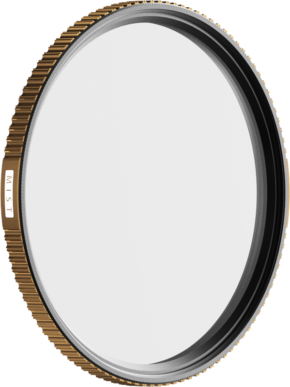 800q-01_129501 The PolarPro Quartzline Mist (1/4 diffusion) filter 67 mm has a gold brushed edge, a small "MIST" marking and transparent glass in a thin metal ring. The background is light and plain.