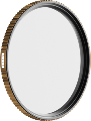 800q-01_129501 The PolarPro Quartzline Mist (1/4 diffusion) filter 67 mm has a gold brushed edge, a small "MIST" marking and transparent glass in a thin metal ring. The background is light and plain.