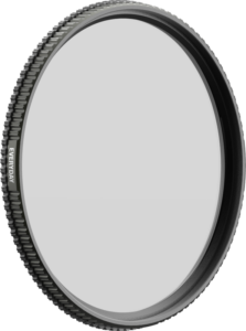 800q-01_129517 PolarPro Shortstache Everyday Mist 1/4 / PL 43mm -suodattimen lähikuvassa näkyy sen kuvioitu musta metallireunus ja kirkas lasikeskiö, jonka kyljessä on merkintä EVERYDAY.