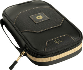 PolarPro Helix 4-Slot Filter Case on musta vetoketjullinen pussi, jossa on ruskehtavat korostukset, pieni kahva, koristeompeleet ja neliön muotoinen laastari, jossa on logo edessä.