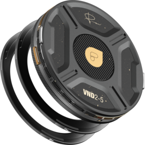 PolarPro Helix VND 2-5 stop Kit on musta-kultainen kameran linssisuodatin, jossa on kuvioidut kahvareunat, keskellä oleva logo ja allekirjoitus korkissa, joka näkyy vaalealla taustalla.