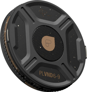 800q-01_129554 PolarPro Helix 6-9 Stop PMVND/PL -suodattimen lähikuvassa näkyy sen musta-kultainen pyöreä muotoilu, kuvioidut kahvan reunat, hajallaan olevat kultaiset pilkut ja kaiverretut logot vaaleaa taustaa vasten.
