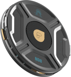 Lähikuva PolarPro Helix ND8 (3-stop) -suodattimesta - pyöreästä, mustasta kameran linssisuodattimesta, jossa on metallisia ja kultaisia aksentteja, kuvioitu pinta ja kultainen keskuslogo.
