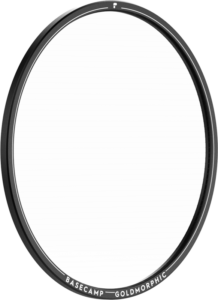 800q-01_129574 Ohut, musta, pyöreä, metallinen PolarPro Basecamp Circular GoldMorphic -suodatin, jonka alareunassa lukee "BASECAMP GOLDMORPHIC", kuvassa valkoista taustaa vasten.