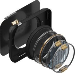 800q-01_129592 PolarPro Recon VND / PL Matte Box Directors Kitin räjähdysnäkymä näyttää suorakulmaisen kehyksen, pyöreän kiinnikkeen ja useita pyöreitä suodattimia ja renkaita, jotka korostavat jokaista komponenttia ja niiden kokoamista.