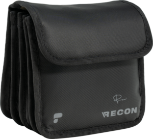 800q-01_129593 PolarPro Recon Multi-Filter Pouch on musta, kokoontaitettava kotelo, jossa on läppäsuljenta, RECON- ja tuotemerkin logot edessä ja useita lokeroita. Se on valmistettu kestävästä, kuvioidusta kankaasta suodattimien järjestettyä ja turvallista säilytystä varten.