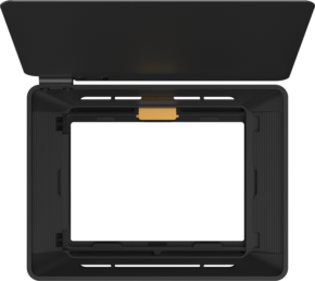 PolarPro 4x5.65 Basecamp -suodatinsovittimen ylhäältä alaspäin katsottuna näkyy sen musta runko, jossa on keskeinen suorakulmainen aukko, korotettu kansi ja pieni kullanvärinen komponentti yläreunassa.