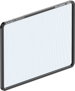 800q-01_129605 PolarPro 4x5,65" BlueMorphic-suodatin, suorakaiteen muotoinen, jossa on musta kehys ja ohuet pystysuorat siniset viivat lasissa, näkyy valkoista taustaa vasten.