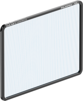 PolarPro 4x5,65" BlueMorphic-suodatin, suorakaiteen muotoinen, jossa on musta kehys ja ohuet pystysuorat siniset viivat lasissa, näkyy valkoista taustaa vasten.