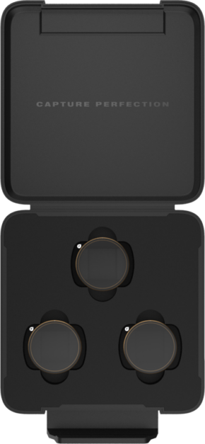 800q-01_129660 PolarPro DJI Osmo Pocket 3 Vivid Collection -mallistossa on musta kotelo, jonka kannen sisäpuolella on CAPTURE PERFECTION -merkintä, joka pitää sisällään kolme kullanväristä, pyöreää kameran linssisuodatinta, joista jokainen on kiinnitetty omaan aukkoonsa.