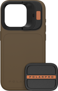 800q-01_129667 Ruskeassa PolarPro Litechaser iPhone 15 Pro Max Case - Desert -kotelossa on suuri neliönmuotoinen kameran aukko, oranssilla korostettu painike ja mukana tulee sopiva irrotettava lisävaruste, jossa on PolarPro-merkintä.