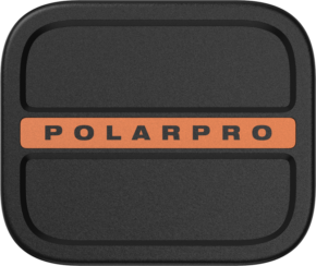 Musta suorakulmainen kotelo, jossa on pyöristetyt reunat ja "POLARPRO" rohkeilla mustilla kirjaimilla oranssilla raidalla keskellä PolarPro Litechaser iPhone 15 Defender Plate Replacement.