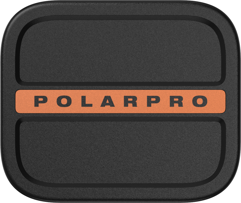 800q-01_129675 Musta suorakulmainen kotelo, jossa on pyöristetyt reunat ja "POLARPRO" rohkeilla mustilla kirjaimilla oranssilla raidalla keskellä PolarPro Litechaser iPhone 15 Defender Plate Replacement.