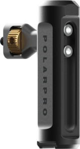800q-01_129681 Lähikuva PolarPro Q20 Handle Cage Grip -kamerakahvasta, mustasta metallisesta kameran lisävarusteesta, jossa on POLARPRO-brändi, kultainen säätönuppi vasemmalla ja kaksi ruuvinreikää oikealla, vaaleanharmaata taustaa vasten.