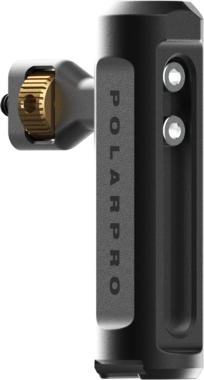 Lähikuva PolarPro Q20 Handle Cage Grip -kamerakahvasta, mustasta metallisesta kameran lisävarusteesta, jossa on POLARPRO-brändi, kultainen säätönuppi vasemmalla ja kaksi ruuvinreikää oikealla, vaaleanharmaata taustaa vasten.