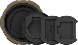 800q-01_129686 PolarPro Defender Pro Lens Cap Medium (70-80mm), musta, näkyy valkoisella pohjalla, mikä korostaa sen tyylikästä, kestävää muovista muotoilua ja tarkkaa istuvuutta kameran objektiiveille.