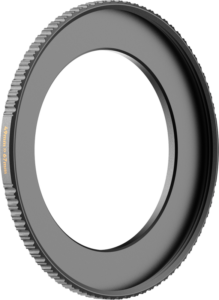 PolarPro Step-Up Ring 49mm-67mm -soviterengas -rengas, jossa on nystyröidyt reunat, mahdollistaa 67 mm:n suodattimien kiinnittämisen 49 mm:n kierteellä varustettuihin objektiiveihin. Kuvattu tavallisella valkoisella pohjalla.