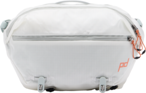 Peak Design Outdoor Sling 7L - Cloud on valkoinen rintareppu, jossa on harmaat korostukset, oranssit vetoketjunvetimet, vetoketjullinen etutasku, kaksi solkihihnaa ja oranssi PD-logo oikeassa alakulmassa.