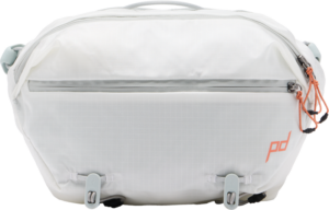800q-01_129773 Peak Design Outdoor Sling 7L - Cloud on valkoinen rintareppu, jossa on harmaat korostukset, oranssit vetoketjunvetimet, vetoketjullinen etutasku, kaksi solkihihnaa ja oranssi PD-logo oikeassa alakulmassa.