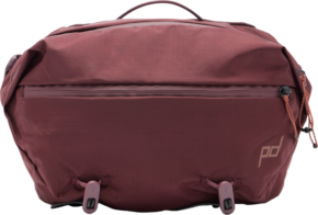 Peak Design Outdoor Sling 7L - Eclipse on ruskeankeltainen rintareppu, jossa on vetoketjullinen etutasku, kaksi alareunan solkea, pieni logo alhaalla oikealla ja yläkahva.
